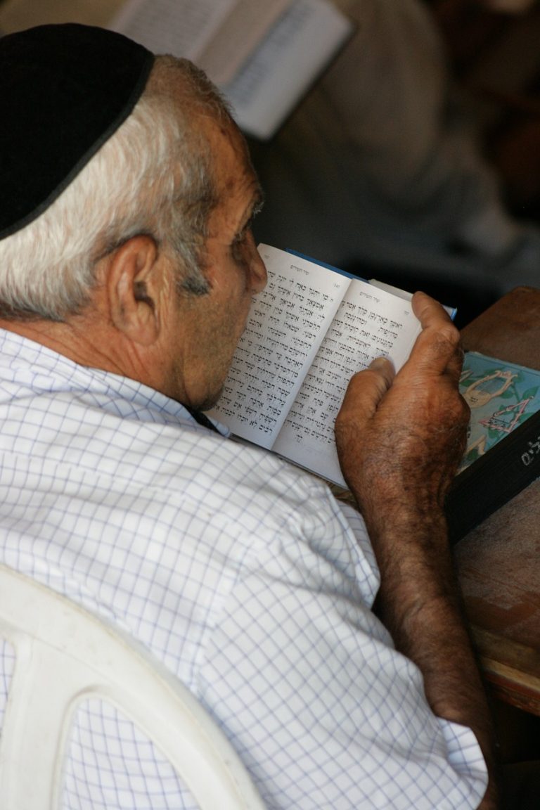 oude joodse man met een boek